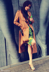 组图：李欣汝漫步三里屯 俏皮卖萌个性足