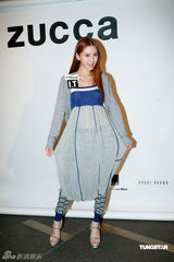 幻灯图集：Angelababy出席时装展 收起性感包裹严实