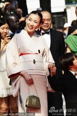 组图：《朱花之月》首映礼 河濑直美携儿子亮相