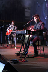 组图：羽泉台湾宣传通告多 范范黑人助阵