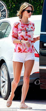 组图：安布罗休儿子卖萌 女儿遗传长腿爱走猫步