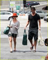 组图：“生活大爆炸”卡蕾-措科交新男友 甜蜜外出打网球