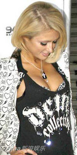 幻灯图集：帕丽斯-希尔顿趣图 喜爱自赏美胸