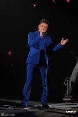 高清图：郑伊健个唱感谢蒙嘉慧 四度返场唱到哭