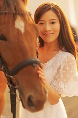 组图：蔡蝶发初春写真 飘逸白裙夕阳璀璨马场