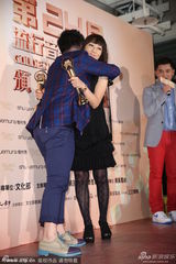 组图：林忆莲获最佳国语女歌手 常石磊代领