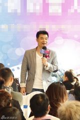 组图：傅迦受邀出席活动 与粉丝互动大展亲和力