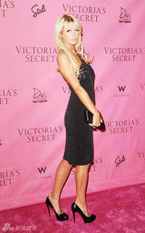 幻灯图集：帕丽斯-希尔顿秀露肩礼服 性感窈窕