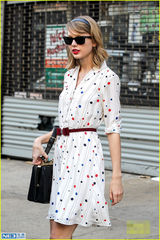 组图：斯威夫特蝴蝶结腰带配波点裙甜美可爱