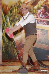 组图：陈豪感情专一形象好 对胡杏儿劈腿不予置评