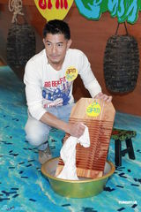 组图：郭富城牵手杨采妮亮相 否认家庭聚会有熊黛林