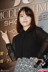 组图：韩星IU秀美腿 不相信美貌胜全智贤