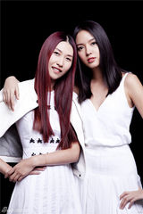 组图：张梓琳李晖时尚姐妹淘 清爽白裙齐亮相