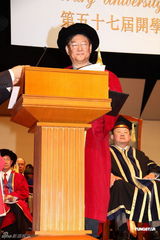 组图：吴思远获颁浸会大学荣誉院士