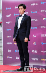 组图：金烔完深蓝西装绅士亮相 展现暖男气质