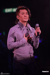 高清图：郑伊健个唱感谢蒙嘉慧 四度返场唱到哭