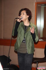 组图：黄小琥探班杨培安个唱排练送手机打气