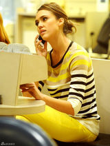 高清组图：杰西卡-阿尔芭现身美甲店表情多多