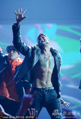 组图：美国公告牌音乐奖 克里斯-布朗赤身秀纹身