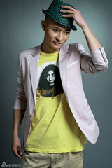 组图：张丹峰萌系写真诠释魅力男人