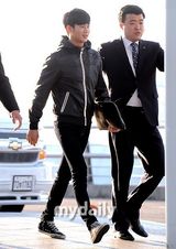 组图：金秀贤全智贤机场重聚 黑白配登对