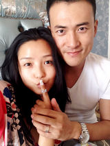 组图：何洁婚后素颜扮鬼脸 与老公暧昧玩婚戒