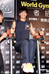 幻灯组图：赵又廷代言不断 任健身大使秀胸肌