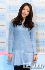 组图：朴信惠亮相签名会 穿短连衣裙秀尽性感