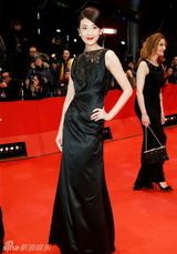 组图：倪景阳露背装亮相柏林闭幕式红毯
