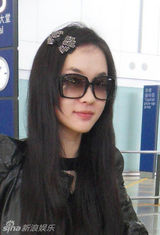 幻灯图：霍思燕素颜抵港 挽天价名包可爱头饰抢镜