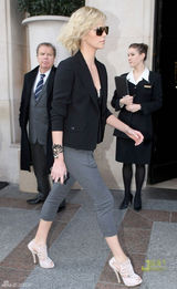 高清图：查理兹-塞隆巴黎看秀 小试舞步风情万种