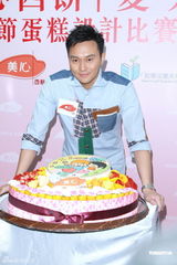 组图：张智霖买房送母亲过节 与袁咏仪无特别庆祝