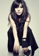 高清组图：程晨“漂浮”寻爱 单身节唱出爱情宣言