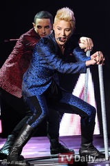 组图：JYJ金俊秀举行SOLO专辑首秀打造视听盛宴