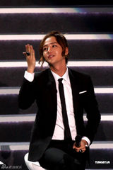 组图：张根硕台北迎台风开唱 兴奋称歌迷是新娘