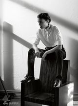 组图：龙纹身女孩黑白大片曝光 中性风格另类