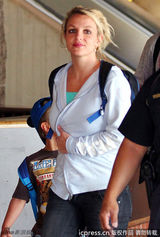 组图：布兰妮一家飞抵夏威夷 小甜甜遮腹疑似怀孕