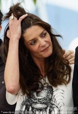 高清图：《被爱的人》发布 露德温与导演贴身暧昧