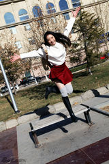 组图：林好白衣红裙街拍 小清新范儿十足