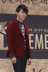 独家：JYJ金俊秀帅气宣传音乐剧《December》