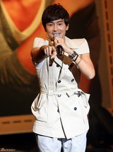 高清图：郑元畅赴韩国庆生 首尔延世大学会粉丝