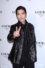 组图：贺军翔帅气亮相活动 Ella担心婚礼哭花妆