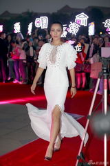 组图：胡梦媛亮相明星街拍盛典红毯 白裙秀美背