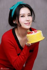 组图：荆希西红衣贺新剧收视