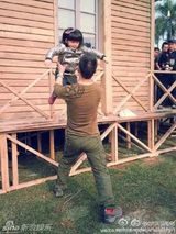 组图：电影《爸爸》曝花絮照 萌宝喂小动物有爱