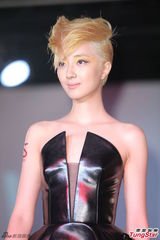 组图：桂纶镁金发造型示人 舞台上大玩变装秀