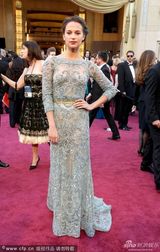 组图：艾丽西卡-维坎德长裙拖地裸背性感