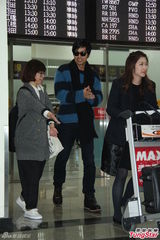 组图：日星大泽隆夫帅气抵台 握手签名来者不拒