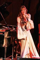 幻灯图集：西蒙娜-莫里纳尼香港开唱 声音唯美