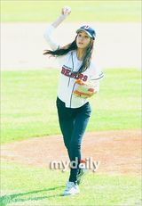 组图：韩星李多海为棒球比赛开球展明朗笑容